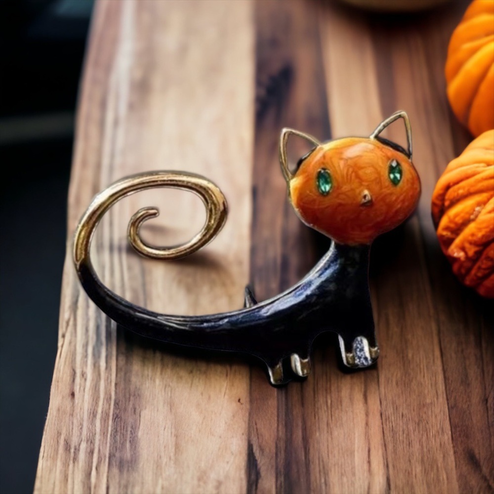 Spooky Halloween nightmare before Christmas style MCM Cat kitten brooch pin